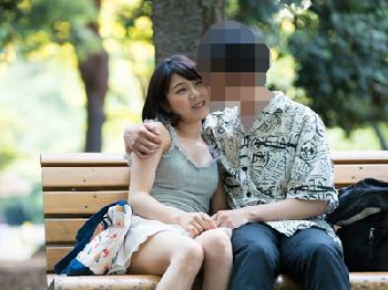 公共の場でイチャついている一般カップルの彼女をプロ男優の性技で誘惑寝取り