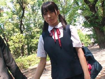 ママのいないところでミニ系娘とゴム無し性交する冷酷非道な中年男