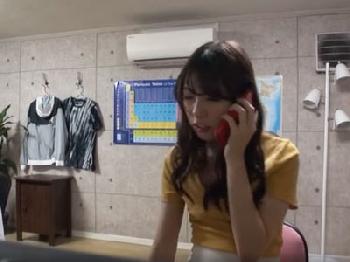 やる気のない家庭教師に興奮して媚薬ドリンクを使って強引ハメ