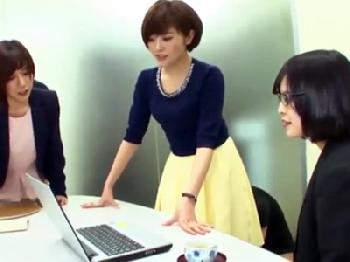 美女会社員ちゃんがミーティングしながら次々と覆面男に立ちバック
