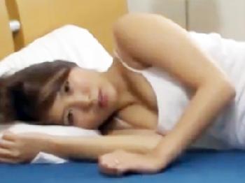 義理弟が勉強中に谷間を曝け出して誘惑→コンドーム未装着の近親性交に発展