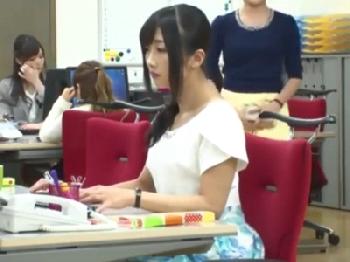 巨根ハードピストンされるも何食わぬ顔して商談進める性豪の女性会社員