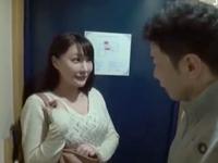 デリヘル呼んだら地元の友人が来た→内緒にする代わりに即挿入