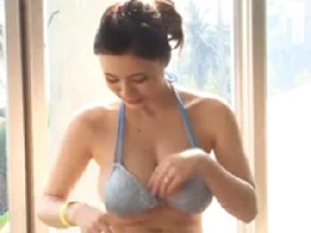 ワイセツな乳房をプルンプルン揺らして乱れる爆乳人妻