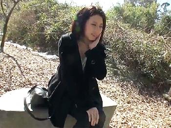 しばらく性交渉がない人妻が玩具と巨根で責められてアンアン喘ぐ