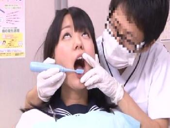歯科医に麻酔かけられ動けない状態で性的暴行膣内射精くらう美少女女子校生