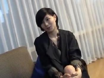 黒髪ショートヘアの留学生が日本人のサムライペニスで挿入されて陥落イキ