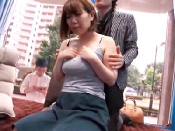 マジックミラー号の外で待つ夫への不満を痙攣仰け反りセックスで発散する淫らな人妻