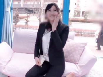 女性会社員が昼休みに筆おろし