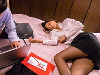 11月新作!!人妻会社員が飲み会で酒で深酔いして寝取られ性交!!