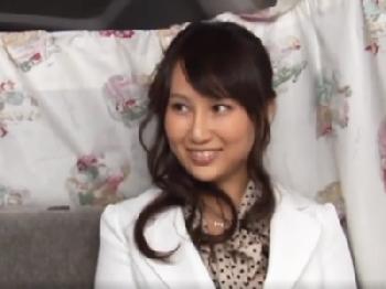 優等生そうな新婚妻さんが膣内で精子を発射されてテンションダダ下がり