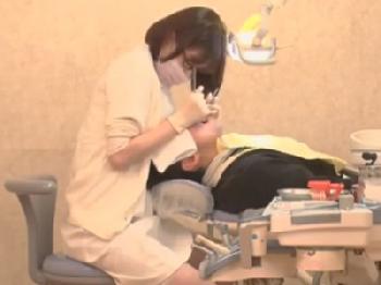 患者を乳首責めして射精させる痴女歯科医