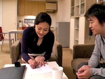 夫が単身赴任で性的欲望が爆発寸前な人妻が自宅にやってくる男たちと即ズボし放題