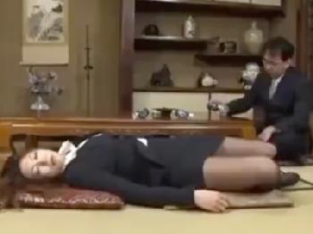 睡眠薬で熟睡させた女性会社員に勝手にペニス挿入して精液ぶっかけ