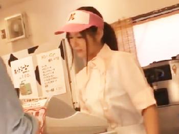 可愛すぎて閉店後に客から中出し性暴行される店員さん