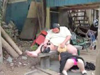 レズビアンのガチコスプレイヤーがどういうわけか豚のような男に奉仕