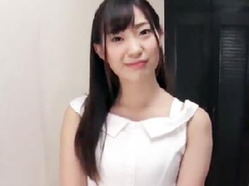 お姉ちゃんの彼氏に色仕掛けしてフェラ始めるベビーフェイス美少女