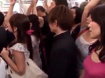 痴漢と全く逆の立場!!痴女たちに囲まれて電車内で可愛い男の子が性的逆暴行に!!