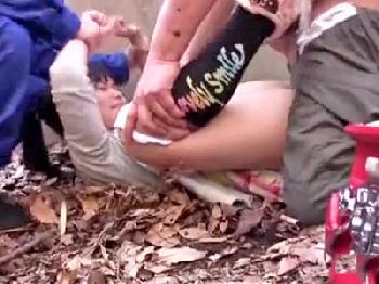 人気のない野山を歩くJSを拉致して性的暴行膣内射精