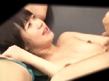 キュートな素人人妻2人と発情中出し乱交