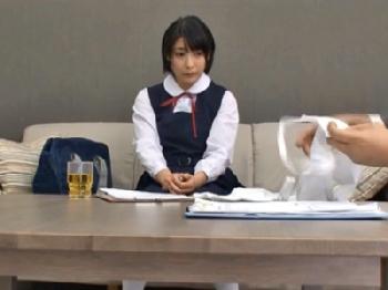 アイドル志望の女子校生が初体験の枕営業に緊張気味のセックス