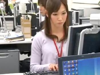 欲しがりな女性会社員と勤務中にも関わらず挿入交尾性交