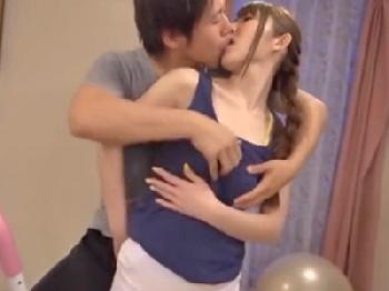 ジムの生徒を巨乳で挑発→性行為に持ち込むインストラクター