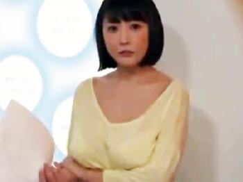 巨乳の上司の乳房の谷間にムラっときた部下が会議室で婦女暴行を決行