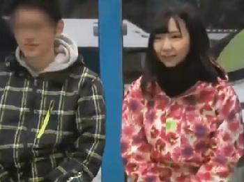 彼氏持ちの素人美少女が唯の友人と思っていた男に迫られてマジックミラー号内でコンドーム非装着の膣内射精交尾