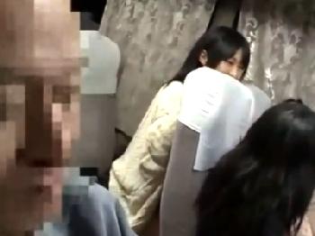 寝静まった夜光バスの車内で…声を殺しながら性的凌辱されるベビーフェイス美少女