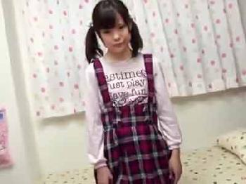 どう見ても中●生な童顔娘に中年男ペニス挿入→股間の穴にオメコへ直接射精!!