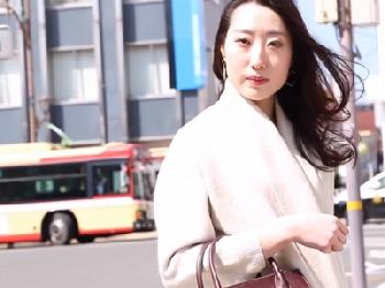 夫と仲悪くはないと言いながらも野外で巨根欲しがる超淫らな人妻