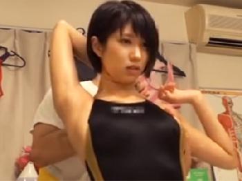 大人しそうな水泳部の素人女子大生に競泳水着着せてヤバいマッサージで挙句に肉棒性行為する悪徳整体院