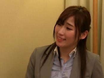 インタビューの時点から凄く困り顔の女性会社員が挿入されたら身体をヨジらせて恍惚アクメ!!