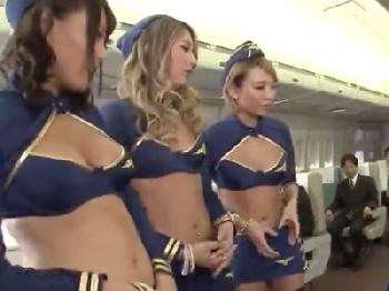 尻軽なキャビンアテンダントが機内で中出し乱交の大サービスW
