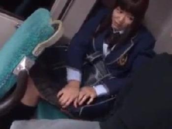 声も出せない!!抵抗できない女子校生たちが痴漢魔たちの餌食に!!