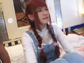 原宿系の眼鏡女子素人とホテルで3P性交!!