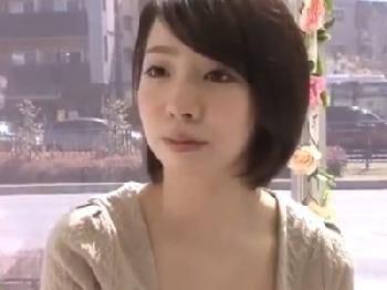 グイグイ来るマッサージ師に抵抗できないまま子宮へ直接射精された人妻