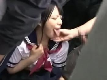 美少女女子校生が電車内で冷酷非道な男にイラマ性的暴行され号泣