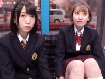 仲良し女子校生コンビにマジックミラー号でラップ越しのキスをさせなし崩し的に3人プレイへW