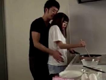 家族がいるのにキッチンで求めてくる変態兄