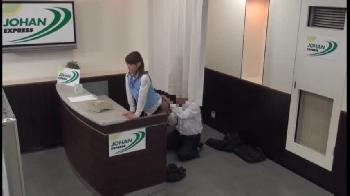 時間を持て余している受付のお姉さんと立ちバックで性行為する