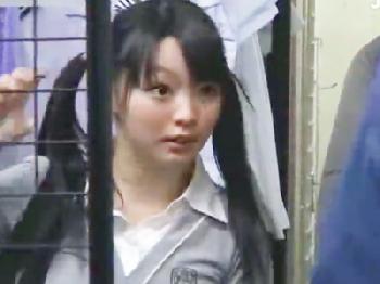 制服の採寸に来たツインテール童顔娘を試着室性的暴行する冷酷無慈悲な店員