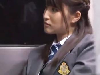 バス内で変態の痴漢男に好き放題にされる制服姿の美少女女子校生