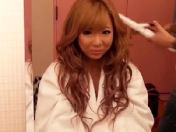 日焼け跡がエロティックな爆乳ギャルがマイクロビキニ姿でマゾヒスティックな男を責める