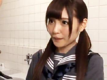 パンチラでハゲオヤジに色仕掛けして便所で性行為する美少女女子校生