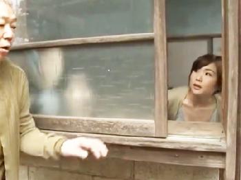 一人になるなり間男ジジイを招き入れてSEX楽しむ田舎の人妻