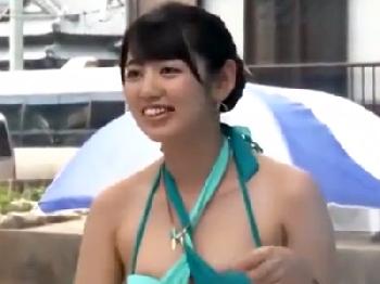 友人のきわどいマッサージに性的欲望を煽られた素人娘がその場のノリで性行為