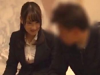 年上上司に避妊具未装着で膣内射精され焦りまくりな美少女性会社員