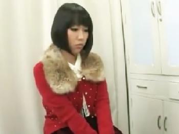 自分の乳がどれだけエロティックなかわかってない少女でパイズリ発射する医者W